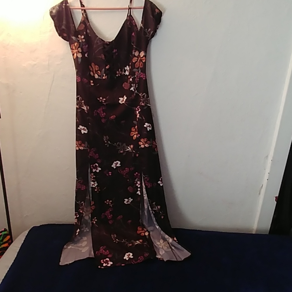 Beautiful summer dress. Great for going out!